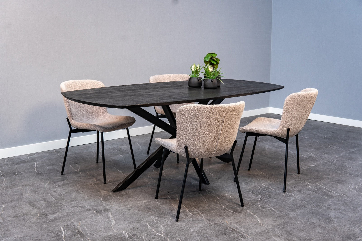 Eetkamerstoel Skagen Zand Bouclé met zwart onderstel