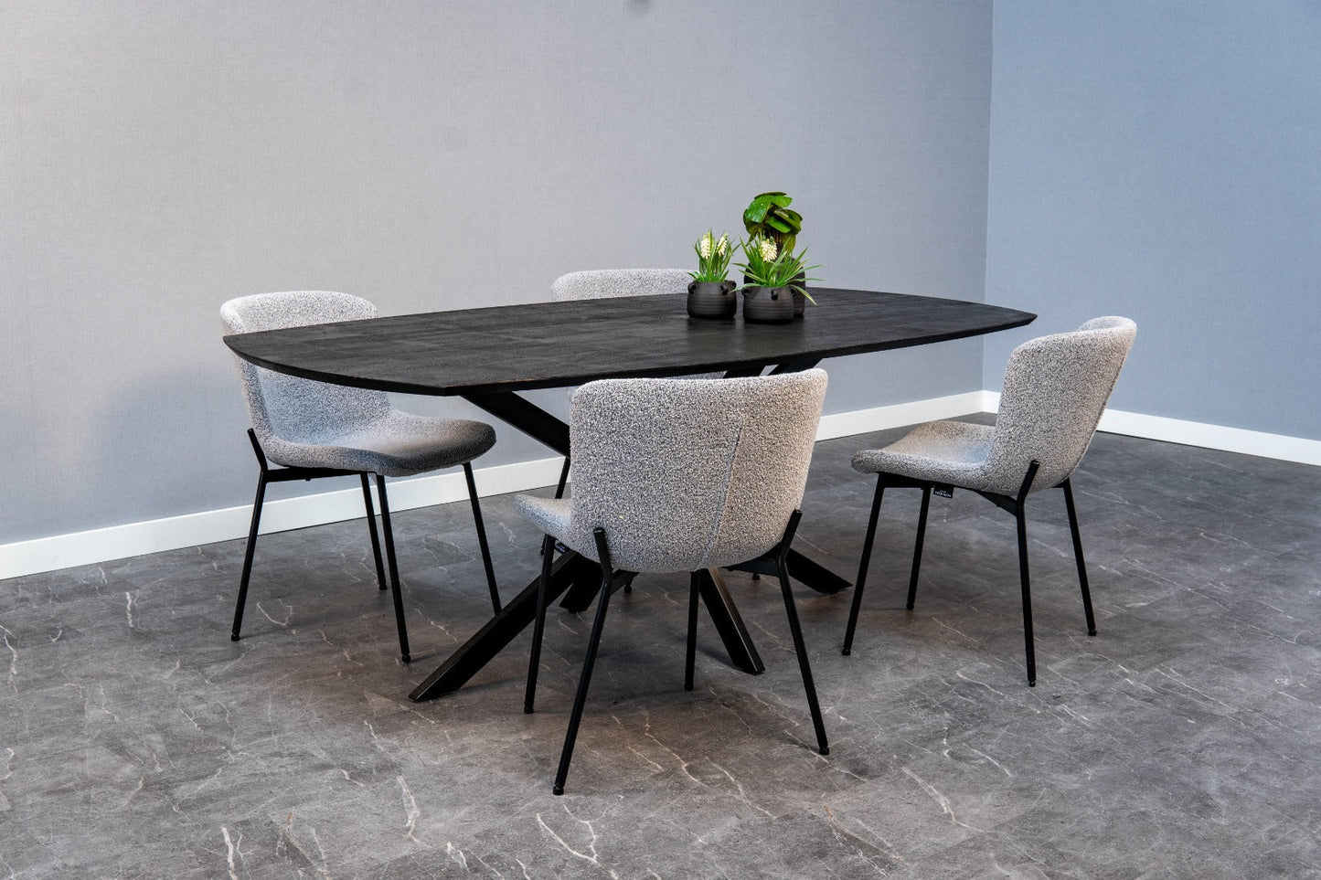 Eetkamerstoel Skagen Lichtgrijs Bouclé met zwart onderstel